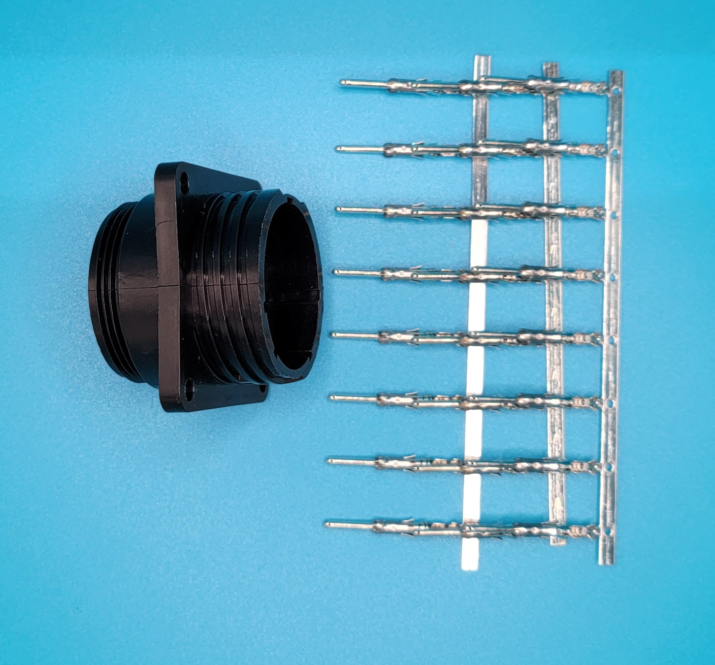 AMP 206838-1 | 24 Terminal CPC Standard Sex Flange Receptacle